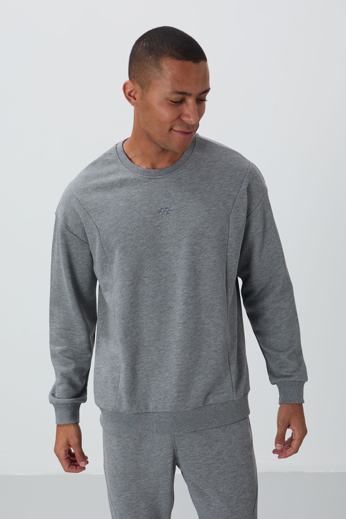 Gri Melanj Kompakt Pamuklu Kalın Pürüzsüz Dokulu O Yaka Comfort Fit Erkek Eşofman Takım -85263 - TOMMYLIFE (1)