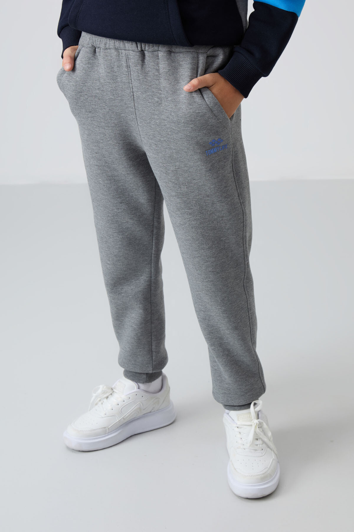 Gri Melanj Pamuklu Kalın İçi Tüylü Standart Fit Nakışlı Erkek Çocuk Eşofman Takım - 11255 - TOMMYLIFE (1)