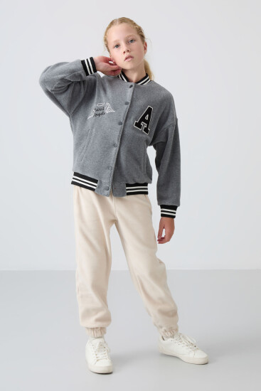 Gri Melanj Kalın Yumuşak Dokulu Standart Fit Nakışlı Polar Kız Çocuk Kolej Ceket - 75156 - TOMMYLIFE (1)