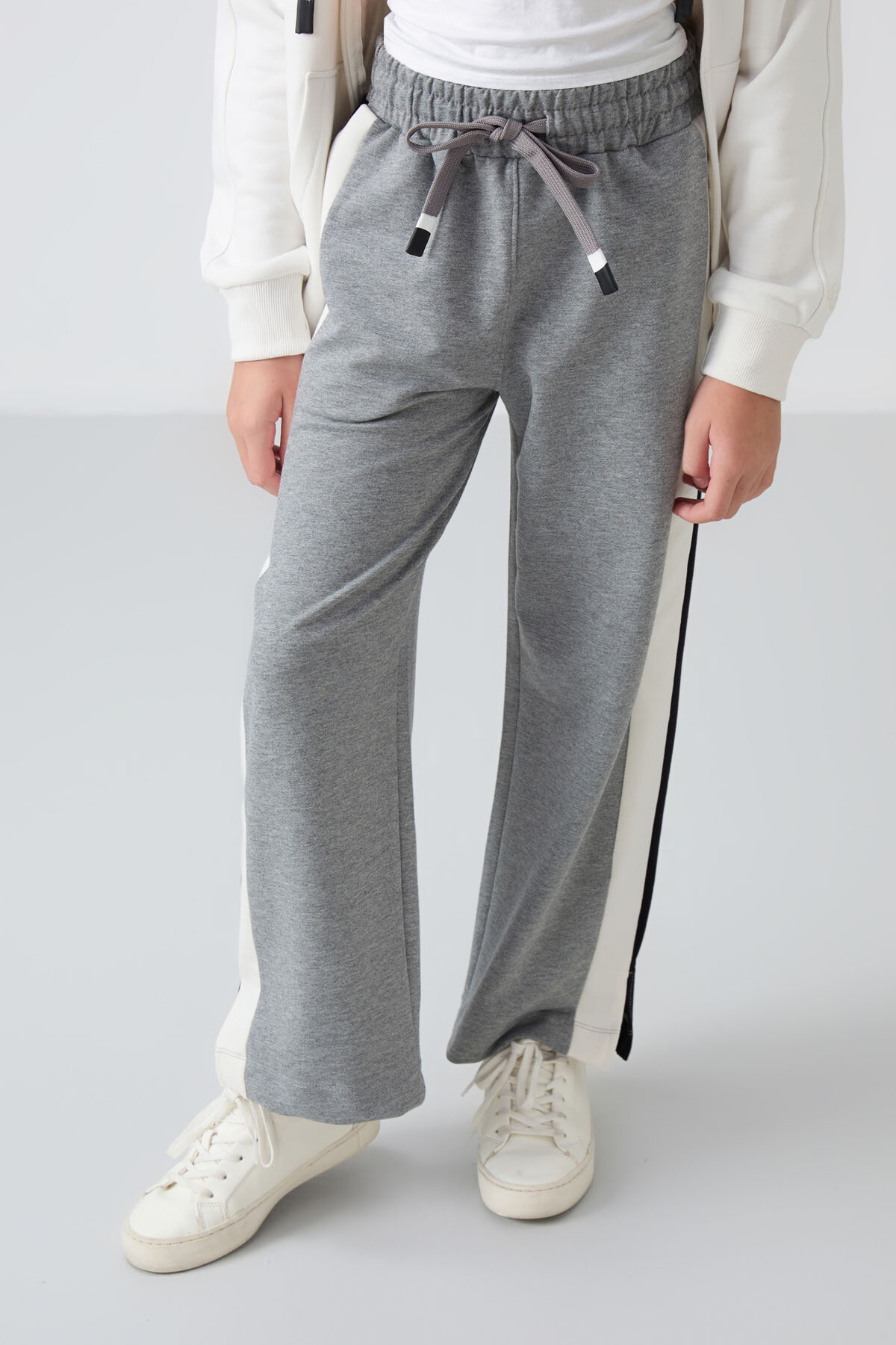 Gri Melanj Yırtmaç Detaylı Cepli Geniş Paça Kız Çocuk Eşofman Alt - 75141 - TOMMYLIFE (1)