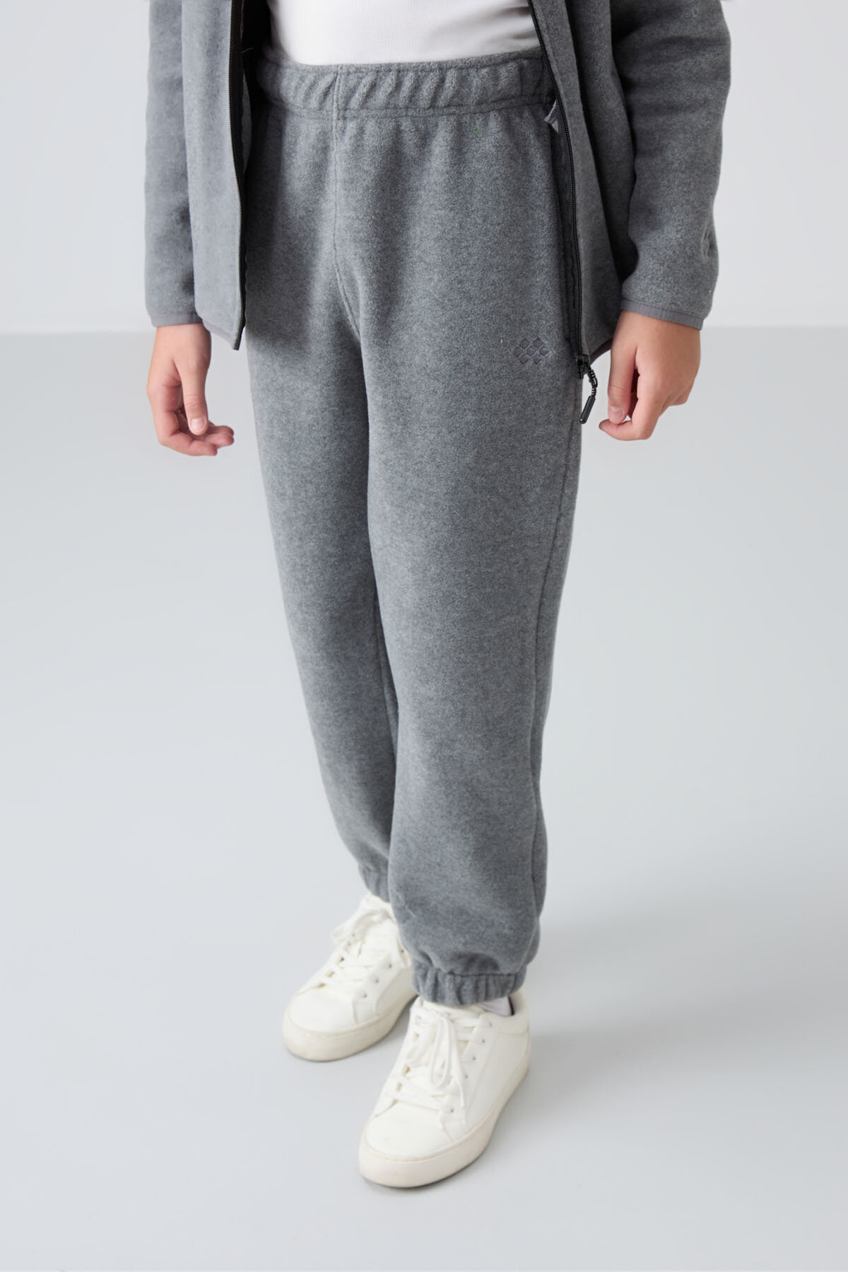 Gri Melanj Kalın Yumuşak Dokulu Standart Fit Nakışlı Polar Kız Çocuk Eşofman Alt - 75155 - TOMMYLIFE (1)