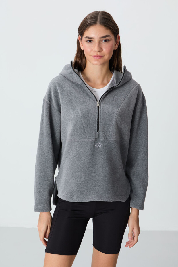 Gri Melanj Kalın Yumuşak Dokulu Kapüşonlu Standart Kalıp Nakışlı Polar Kadın Sweatshirt -97286 - 1