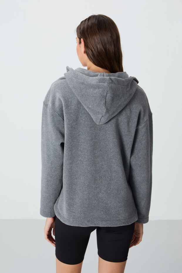 Gri Melanj Kalın Yumuşak Dokulu Kapüşonlu Standart Kalıp Nakışlı Polar Kadın Sweatshirt -97286 - 6