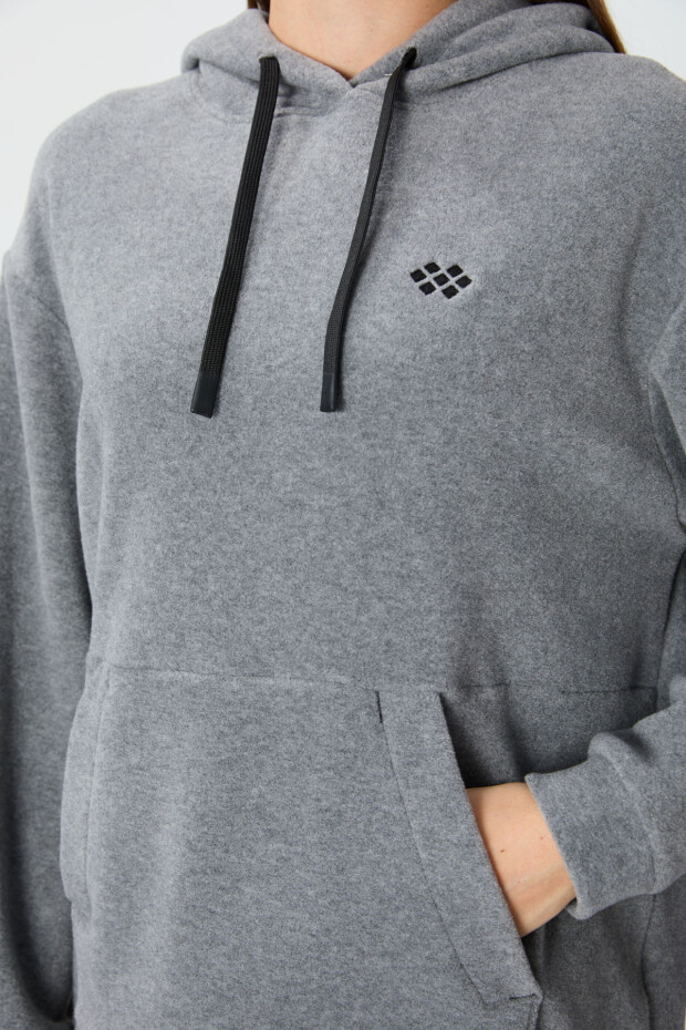 Gri Melanj Kalın Yumuşak Dokulu Kapüşonlu Rahat Form Nakışlı Polar Kadın Sweatshirt - 97292 - 2