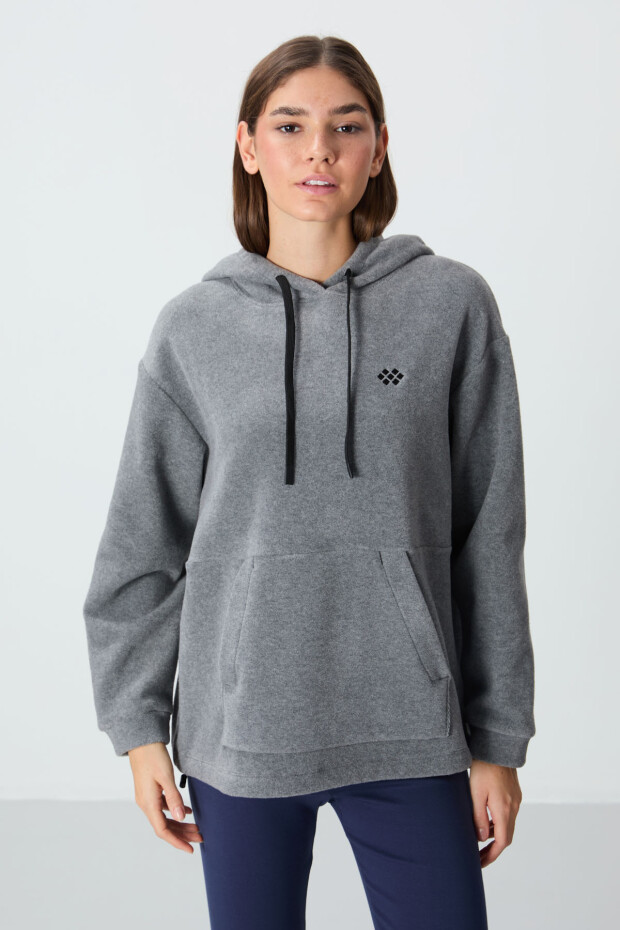 Gri Melanj Kalın Yumuşak Dokulu Kapüşonlu Rahat Form Nakışlı Polar Kadın Sweatshirt - 97292 - 4