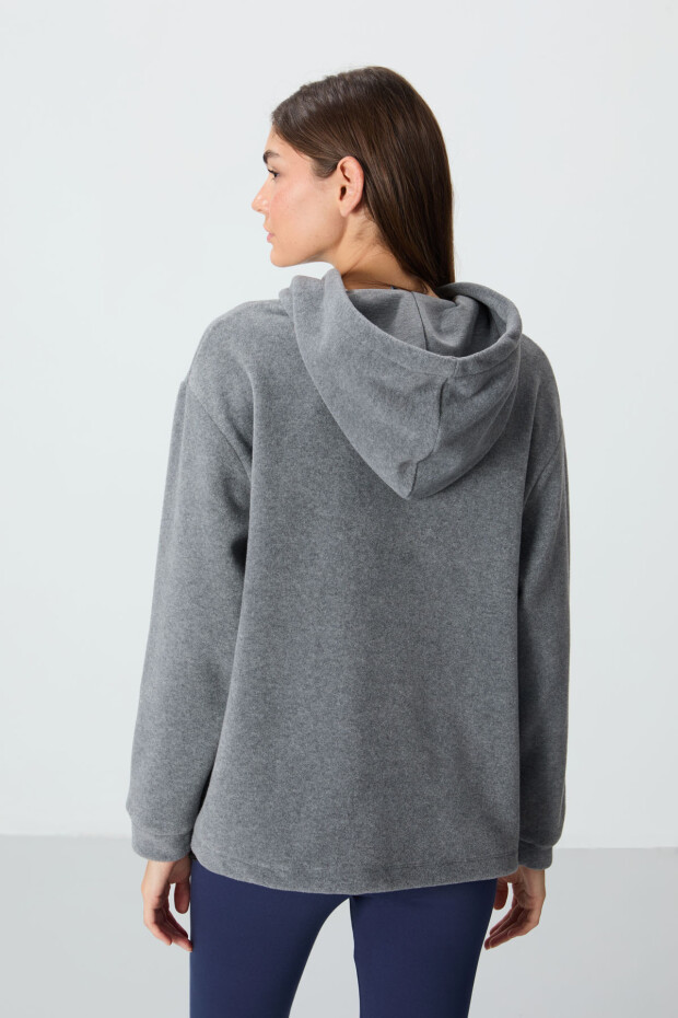 Gri Melanj Kalın Yumuşak Dokulu Kapüşonlu Rahat Form Nakışlı Polar Kadın Sweatshirt - 97292 - 5