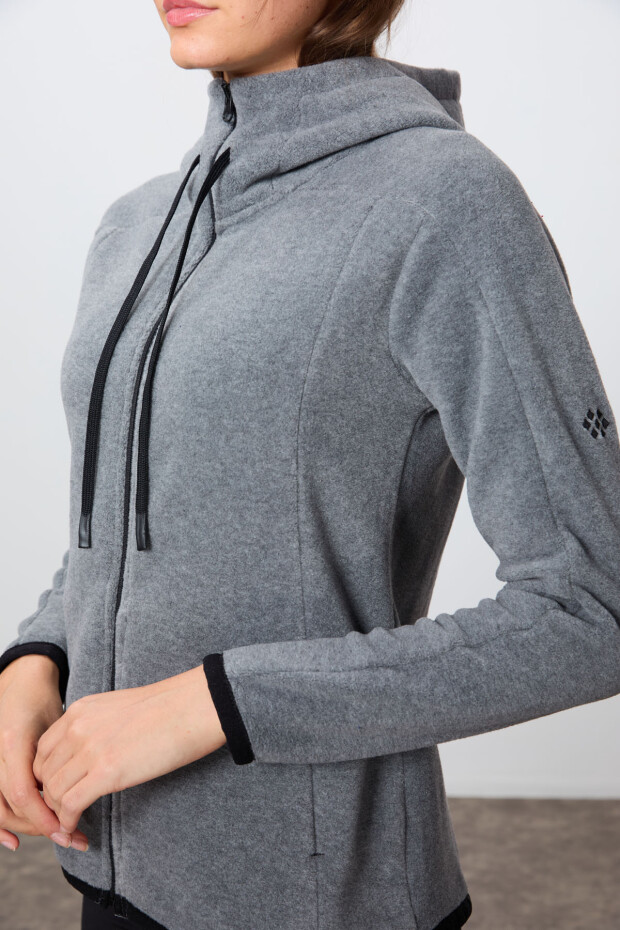 Gri Melanj Kalın Yumuşak Dokulu Kapüşonlu Standart Fit Nakışlı Polar Kadın Sweatshirt -97287 - 5