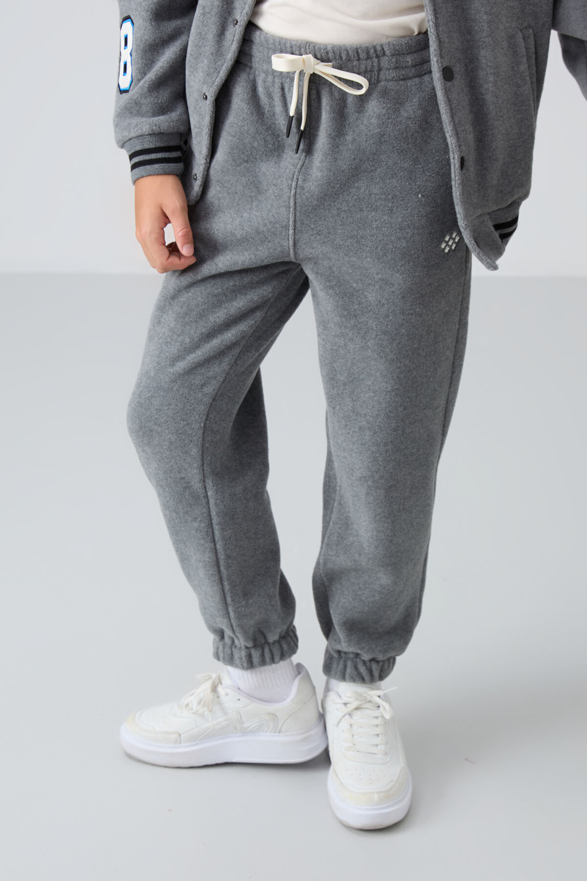 Gri Melanj Kalın Yumuşak Dokulu Standart Fit Nakışlı Polar Erkek Çocuk Eşofman Alt - 11220 - TOMMYLIFE (1)