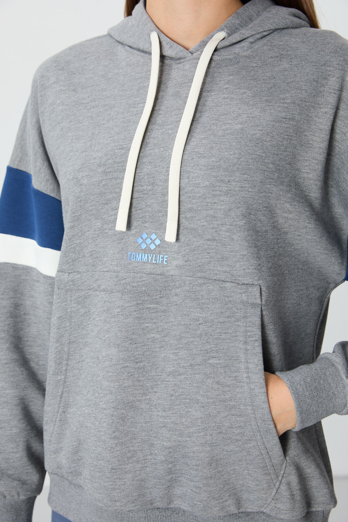 Gri Melanj Kompakt Pamuklu Kalın Pürüzsüz Dokulu Kapüşonlu Standart Kalıp Kadın Sweatshirt - 97290 - TOMMYLIFE (1)