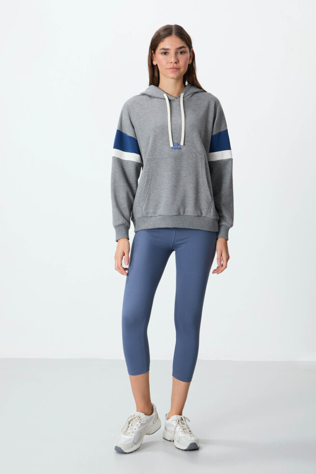 Gri Melanj Kompakt Pamuklu Kalın Pürüzsüz Dokulu Kapüşonlu Standart Kalıp Kadın Sweatshirt - 97290 - 3
