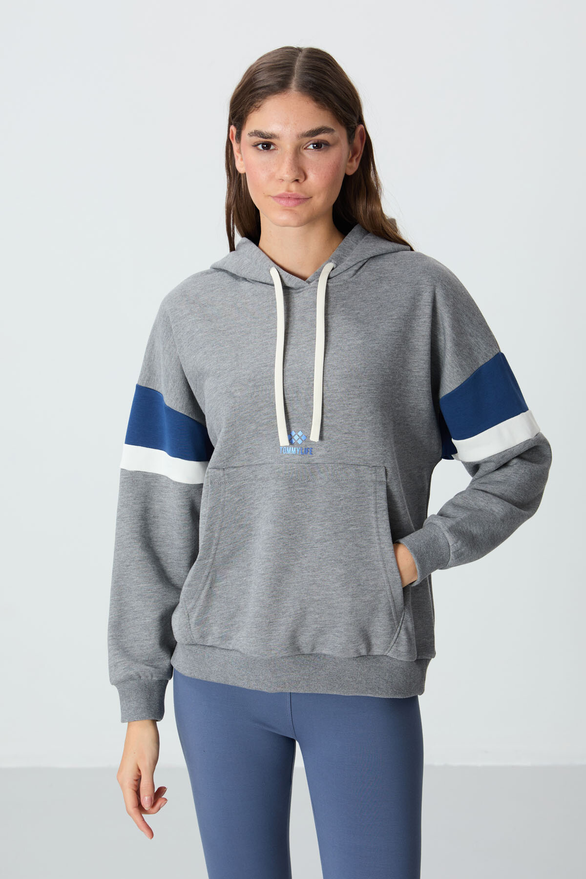 Gri Melanj Kompakt Pamuklu Kalın Pürüzsüz Dokulu Kapüşonlu Standart Kalıp Kadın Sweatshirt - 97290 - TOMMYLIFE