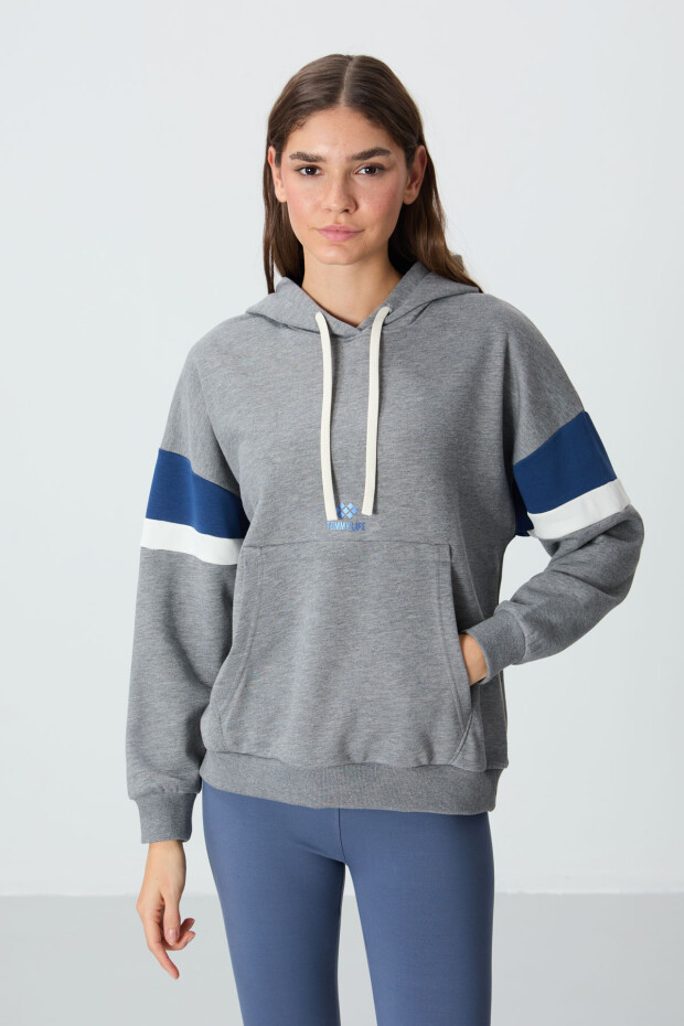 Gri Melanj Kompakt Pamuklu Kalın Pürüzsüz Dokulu Kapüşonlu Standart Kalıp Kadın Sweatshirt - 97290 - 1