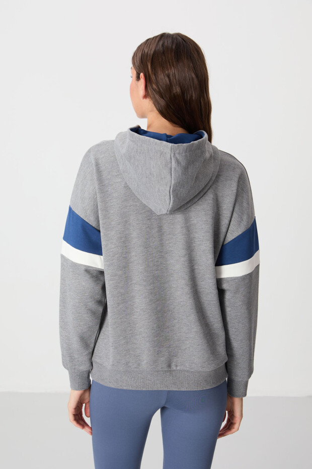 Gri Melanj Kompakt Pamuklu Kalın Pürüzsüz Dokulu Kapüşonlu Standart Kalıp Kadın Sweatshirt - 97290 - 5