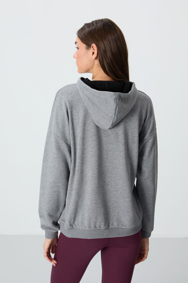 Gri Melanj Kompakt Pamuklu Kalın Pürüzsüz Dokulu Kapüşonlu Rahat Form Fit Kadın Sweatshirt - 97291 - 5