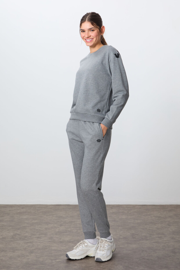 Gri Melanj Kompakt Pamuklu Kalın Pürüzsüz Dokulu O Yaka Oversize Fit Kadın Eşofman Takım - 95341 - 4