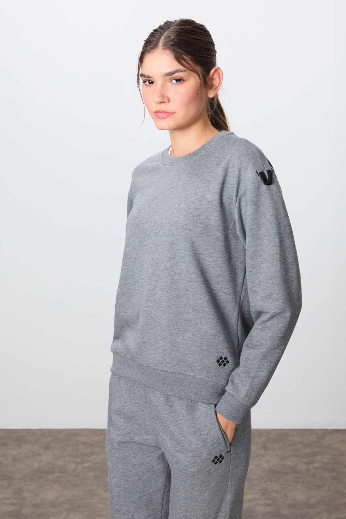 Gri Melanj Kompakt Pamuklu Kalın Pürüzsüz Dokulu O Yaka Oversize Fit Kadın Eşofman Takım - 95341 - TOMMYLIFE (1)