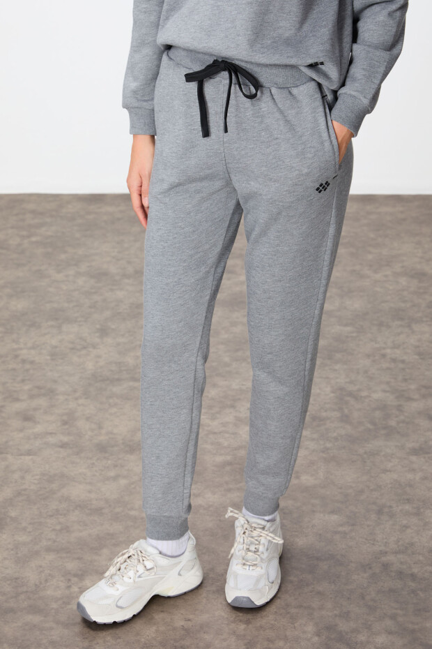 Gri Melanj Kompakt Pamuklu Kalın Pürüzsüz Dokulu O Yaka Oversize Fit Kadın Eşofman Takım - 95341 - 3