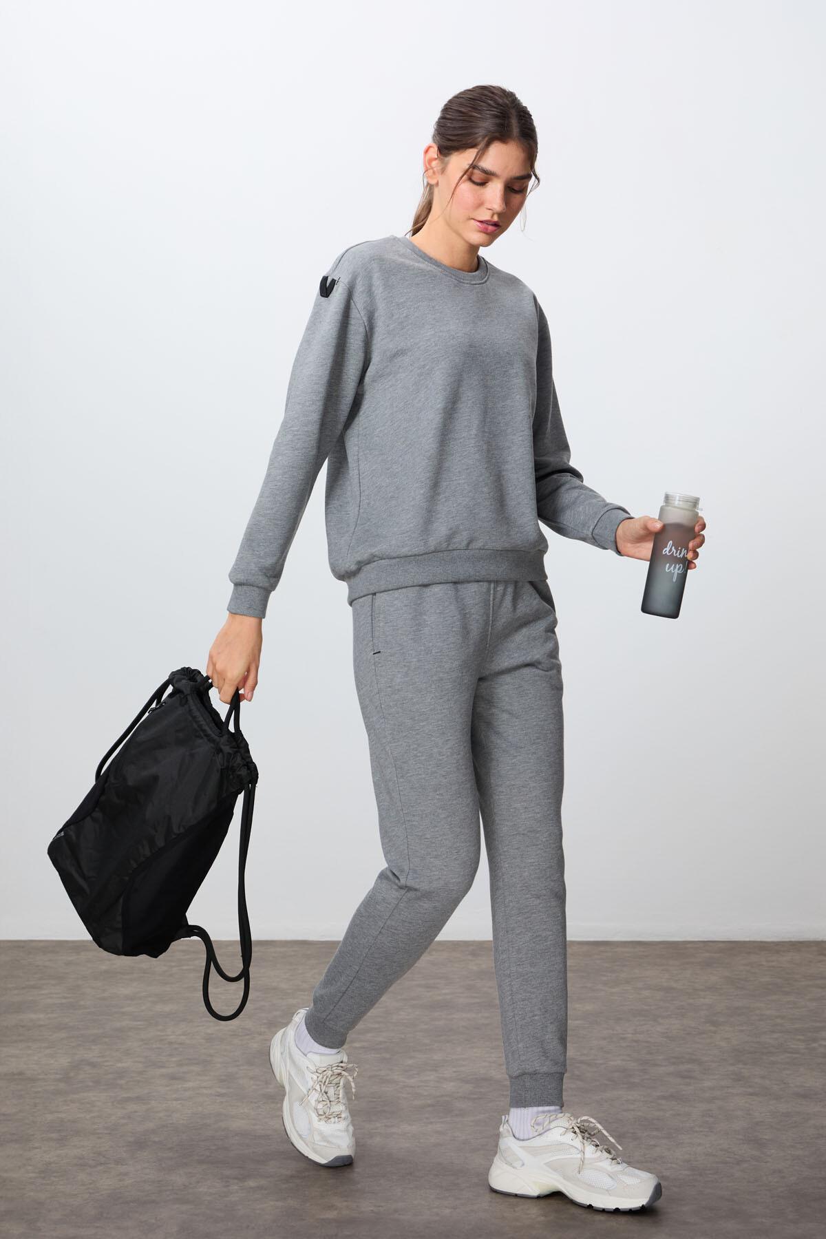 Gri Melanj Kompakt Pamuklu Kalın Pürüzsüz Dokulu O Yaka Oversize Fit Kadın Eşofman Takım - 95341 - TOMMYLIFE