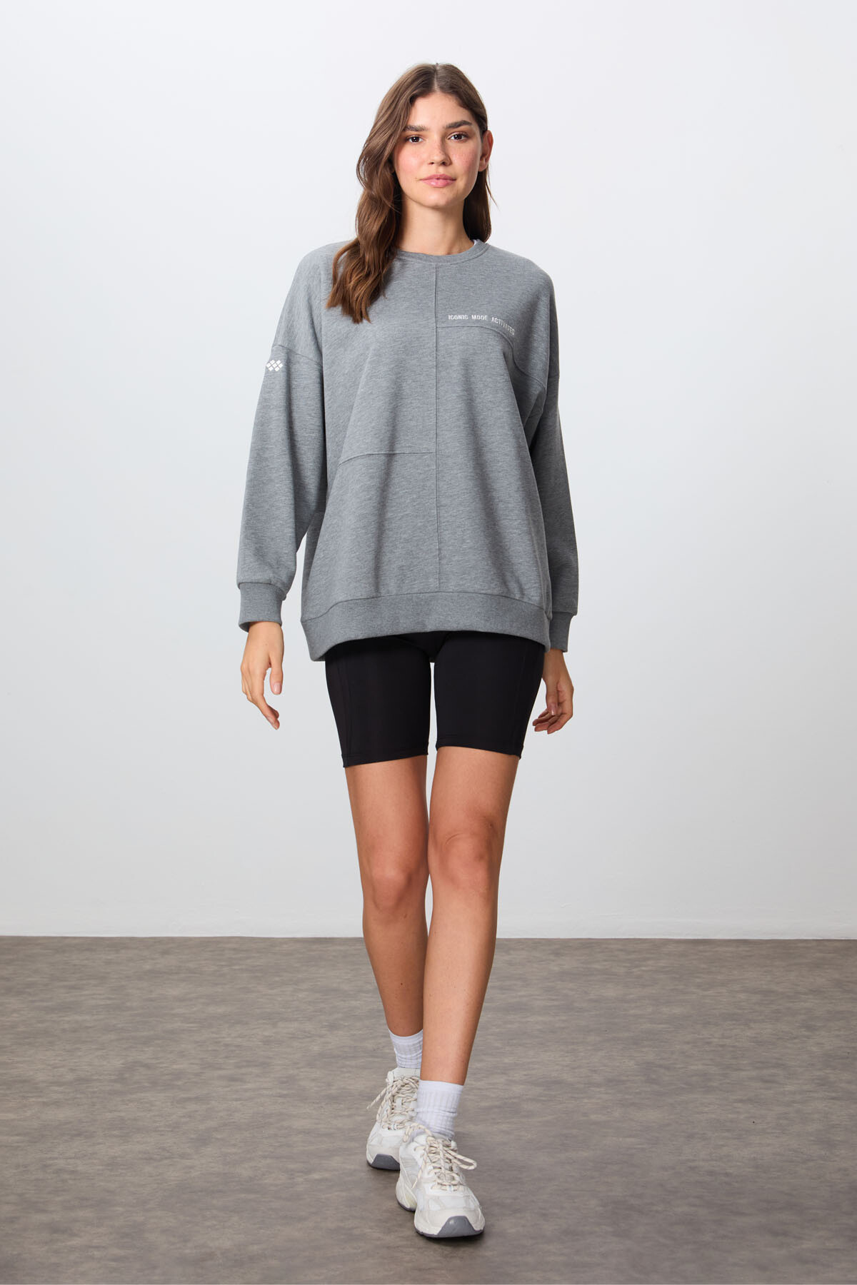 Gri Melanj Kompakt Pamuklu Kalın Pürüzsüz Dokulu O Yaka Oversize Fit Kadın Sweatshirt - 97288 - TOMMYLIFE
