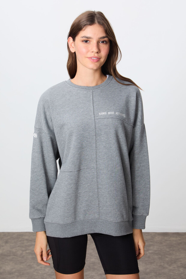 Gri Melanj Kompakt Pamuklu Kalın Pürüzsüz Dokulu O Yaka Oversize Fit Kadın Sweatshirt - 97288 - 3