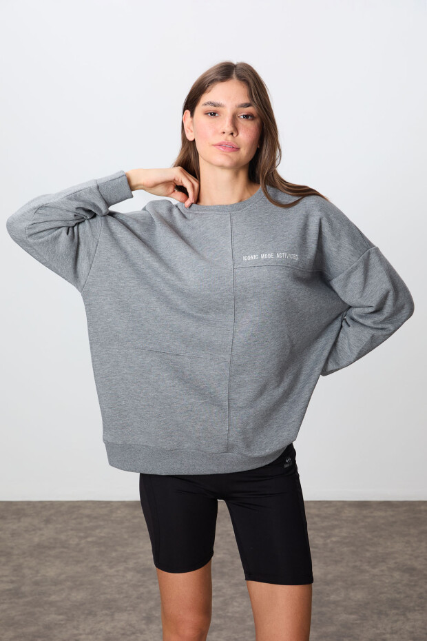 Gri Melanj Kompakt Pamuklu Kalın Pürüzsüz Dokulu O Yaka Oversize Fit Kadın Sweatshirt - 97288 - 4