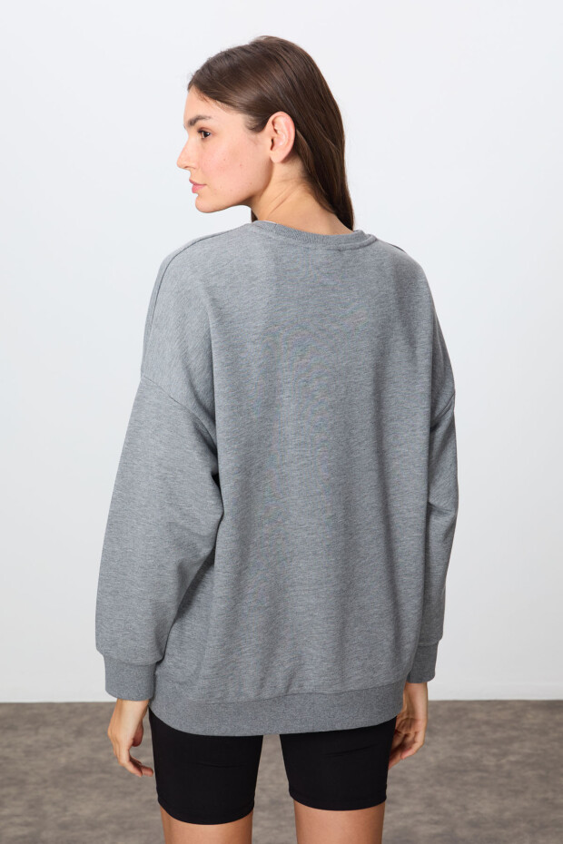 Gri Melanj Kompakt Pamuklu Kalın Pürüzsüz Dokulu O Yaka Oversize Fit Kadın Sweatshirt - 97288 - 5