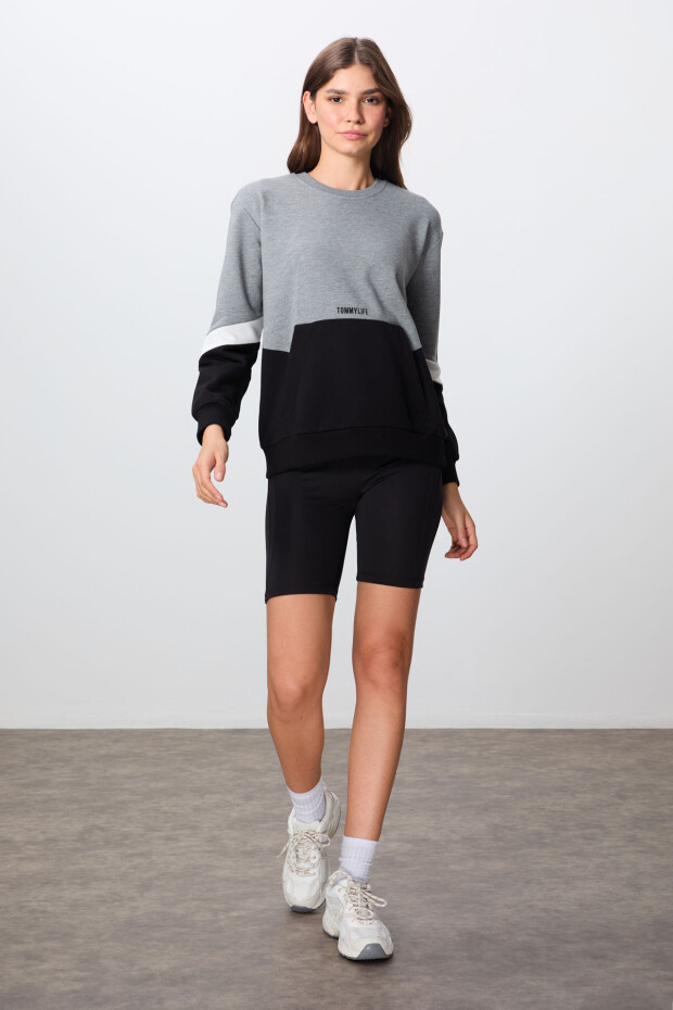 Gri Melanj Kompakt Pamuklu Kalın Pürüzsüz Dokulu O Yaka Standart Kalıp Kadın Sweatshirt - 97289 - 2