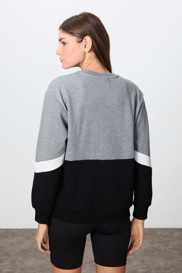 Gri Melanj Kompakt Pamuklu Kalın Pürüzsüz Dokulu O Yaka Standart Kalıp Kadın Sweatshirt - 97289 - 5
