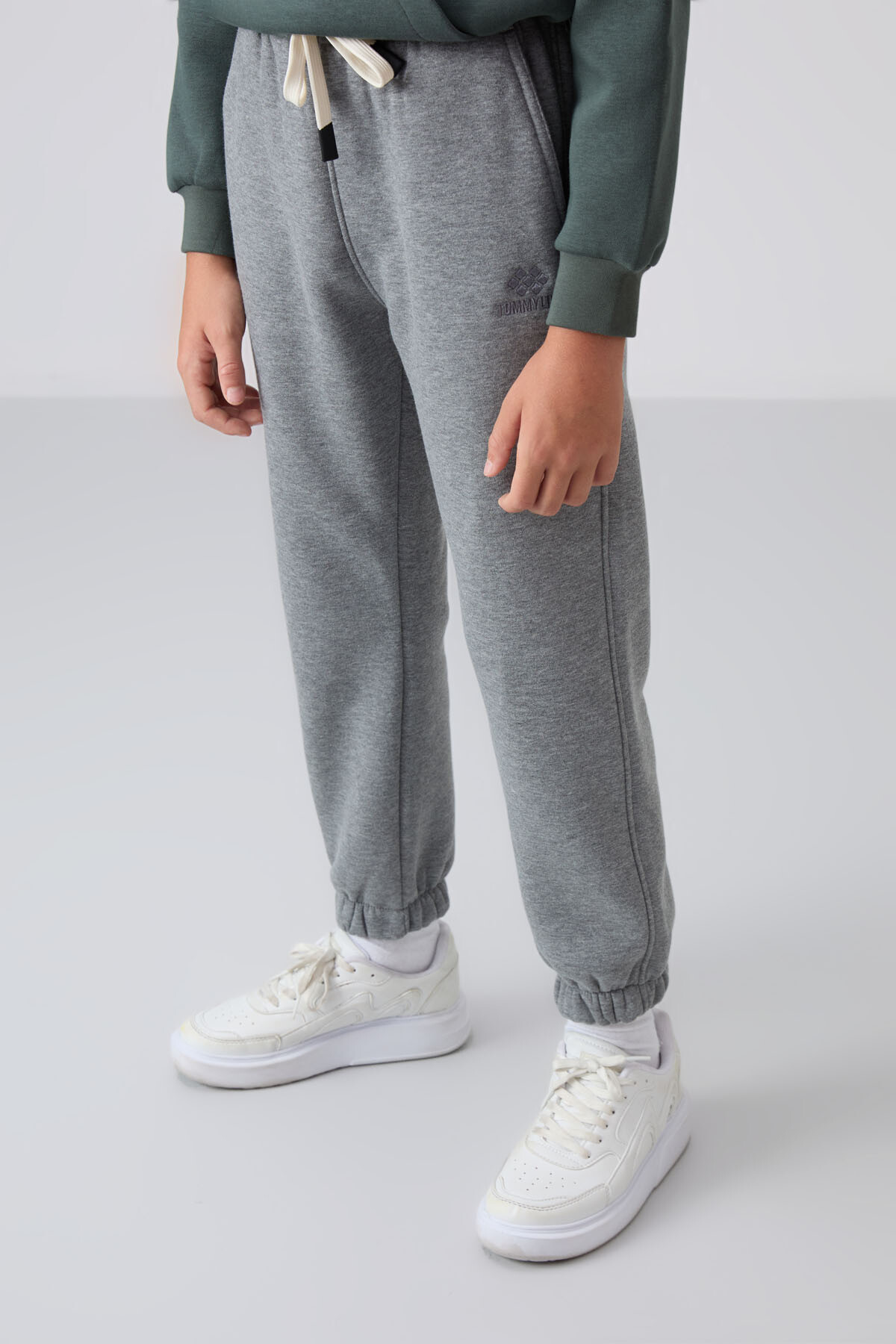 Gri Melanj Pamuklu Kalın İçi Tüylü Standart Fit Baskılı Erkek Çocuk Eşofman Alt - 11225 - TOMMYLIFE (1)