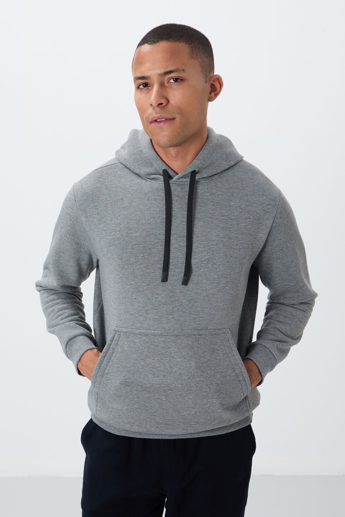 Gri Melanj Pamuklu Kalın İçi Tüylü Yumuşak Dokulu Comfort Fit Nakışlı Erkek Sweatshirt - 88419 - TOMMYLIFE
