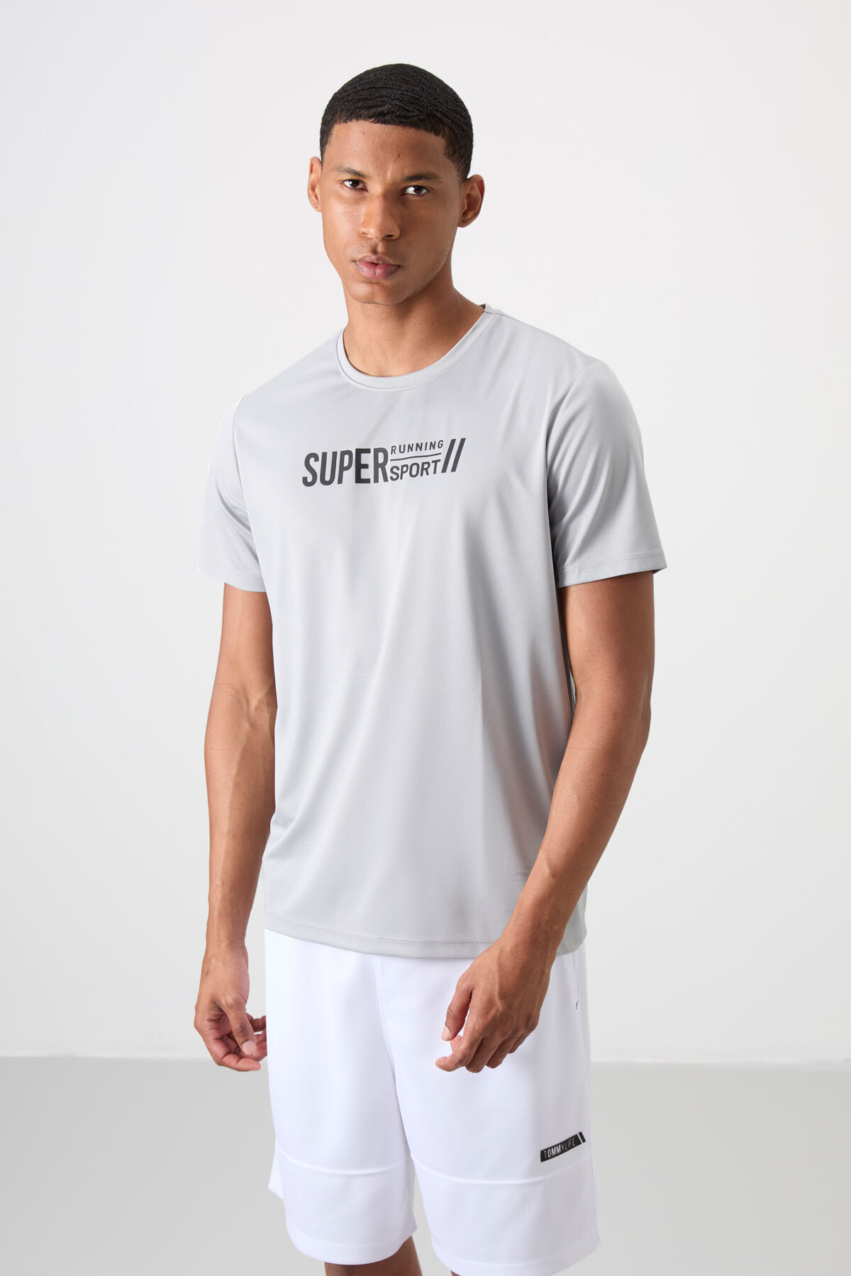 Gri Nefes Alan Dokulu İnce Esnek Standart Fit Erkek Performans T-Shirt - 88385 - TOMMYLIFE