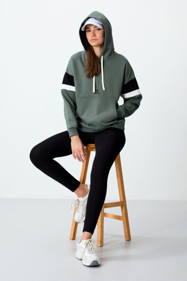 Haki Kompakt Pamuklu Kalın Pürüzsüz Dokulu Kapüşonlu Oversize Fit Kadın Sweatshirt - 97290 