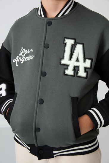 Haki Pamuklu Kalın İçi Tüylü Yumuşak Dokulu Standart Fit Nakışlı Erkek Çocuk Kolej Ceket - 11258 - TOMMYLIFE (1)