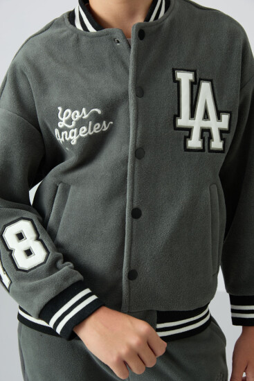 Haki Kalın Yumuşak Dokulu Standart Fit Nakışlı Polar Erkek Çocuk Kolej Ceket - 11227 - TOMMYLIFE (1)