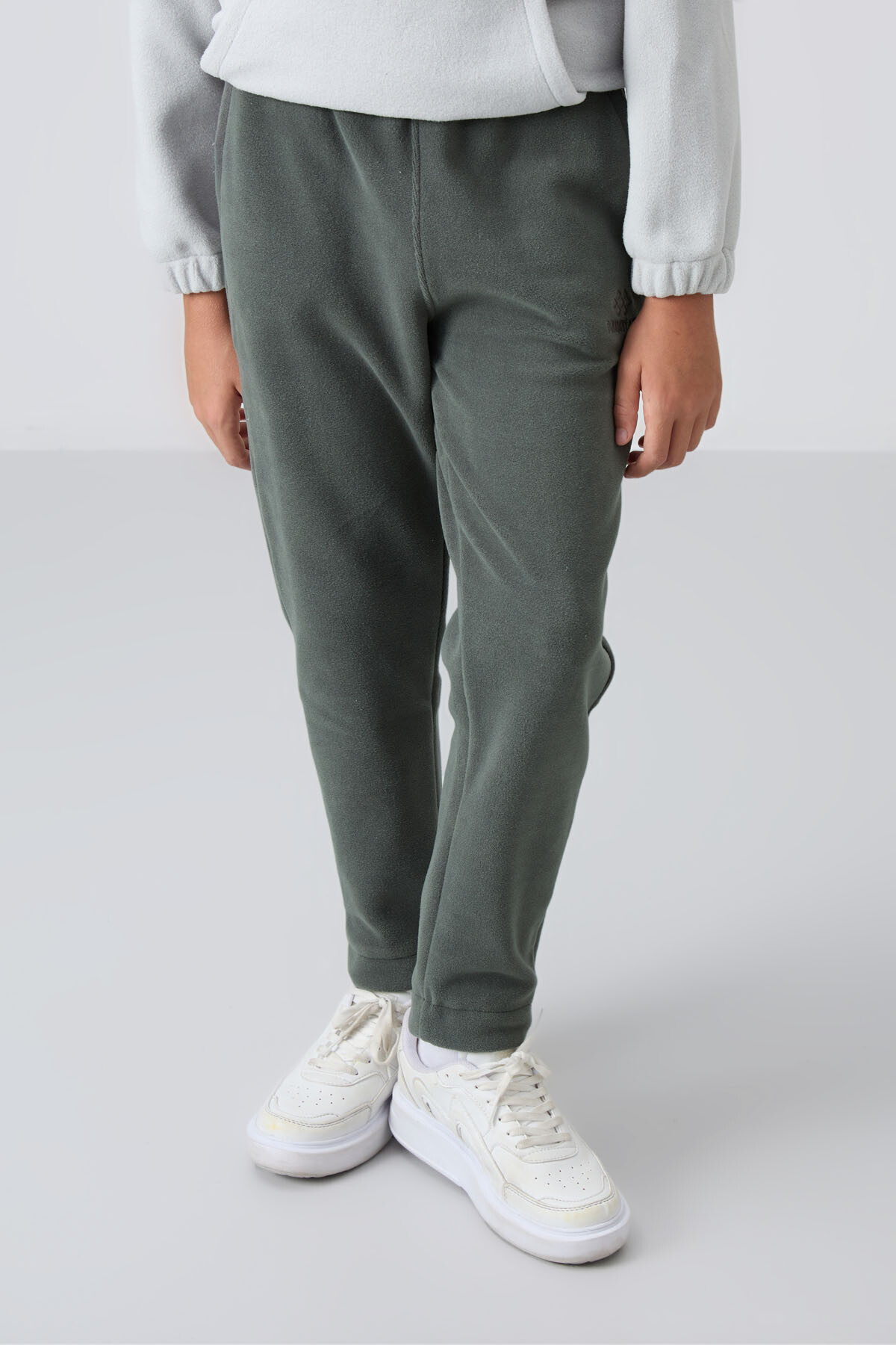 Haki Kalın Yumuşak Dokulu Standart Fit Nakışlı Polar Erkek Çocuk Eşofman Alt - 11219 - TOMMYLIFE (1)