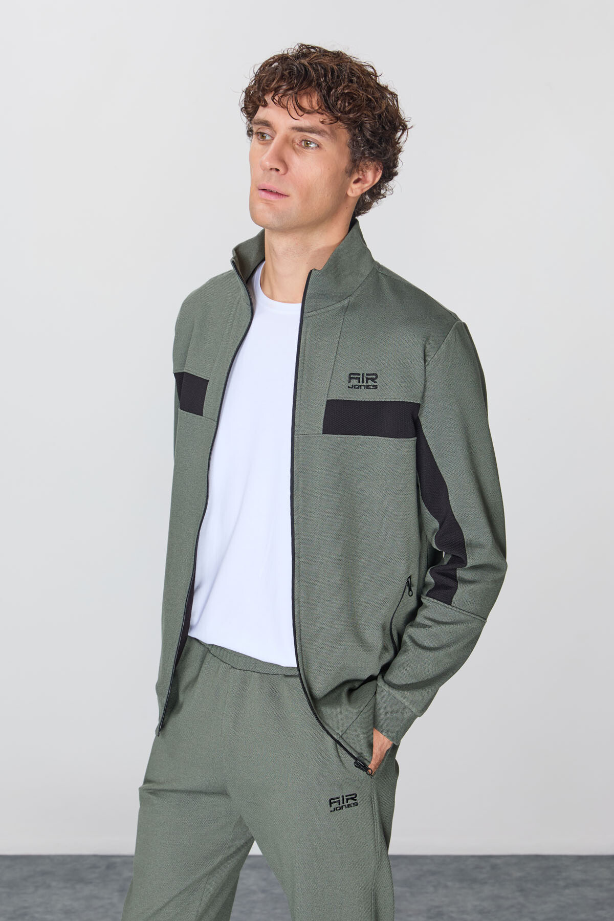 Haki Yüzeyi Dokulu Standart Fit Nakışlı Erkek Eşofman Takım - 85248 - Air Jones (1)
