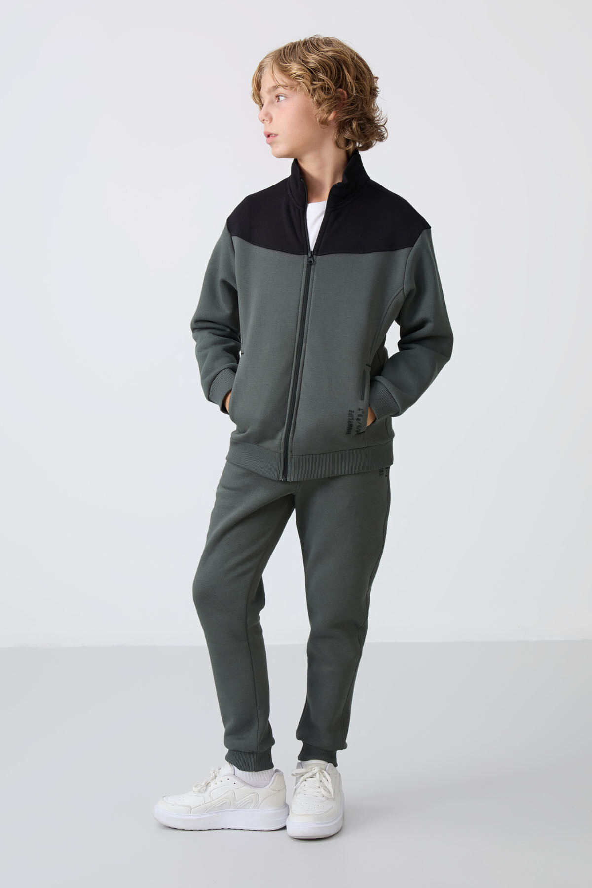 Haki Pamuklu Kalın İçi Tüylü Yumuşak Dokulu Standart Fit Nakışlı Erkek Çocuk Eşofman Takım - 11240 - TOMMYLIFE (1)