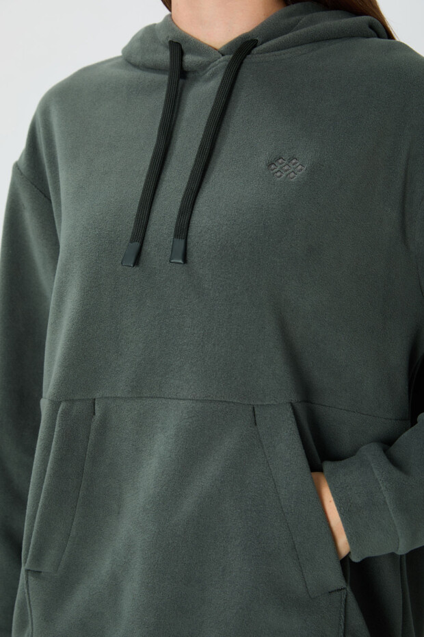 Haki Kalın Yumuşak Dokulu Kapüşonlu Rahat Form Nakışlı Polar Kadın Sweatshirt - 97292 - 6