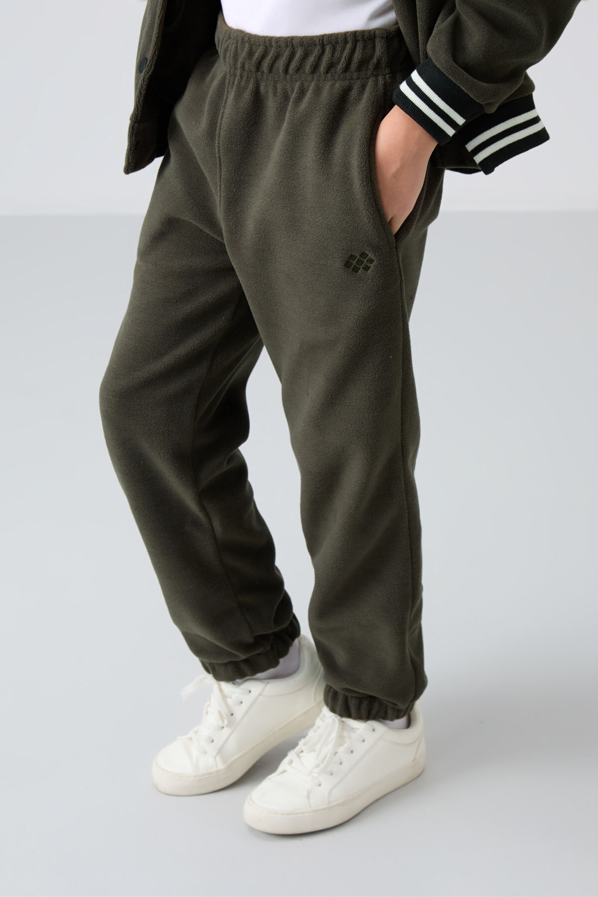 Haki Kalın Yumuşak Dokulu Standart Fit Nakışlı Polar Kız Çocuk Eşofman Alt - 75155 - TOMMYLIFE (1)