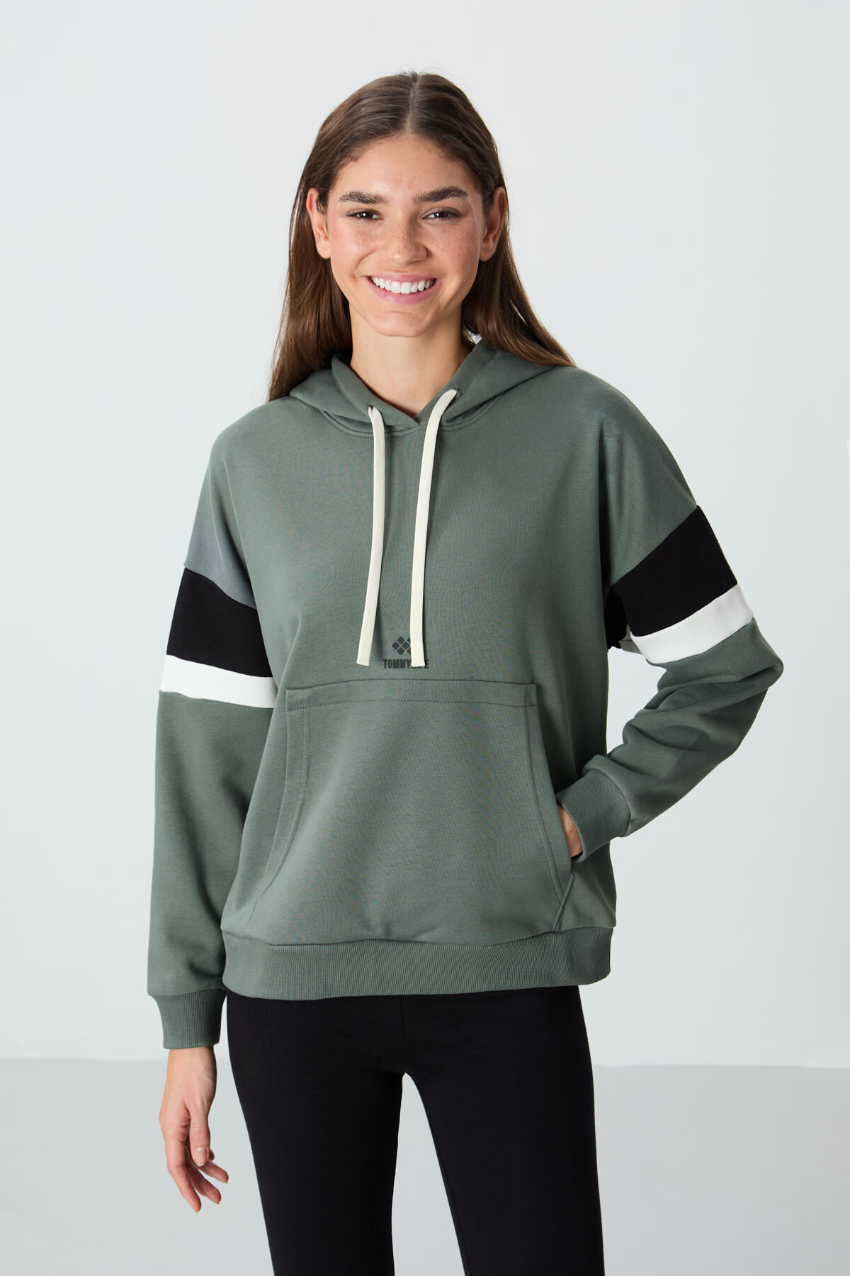 Haki Kompakt Pamuklu Kalın Pürüzsüz Dokulu Kapüşonlu Standart Kalıp Kadın Sweatshirt - 97290 - TOMMYLIFE (1)