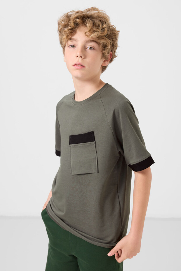 Haki Pamuklu Yumuşak Dokulu Oversize Cep Detaylı Erkek Çocuk T-Shirt - 11295 - 1