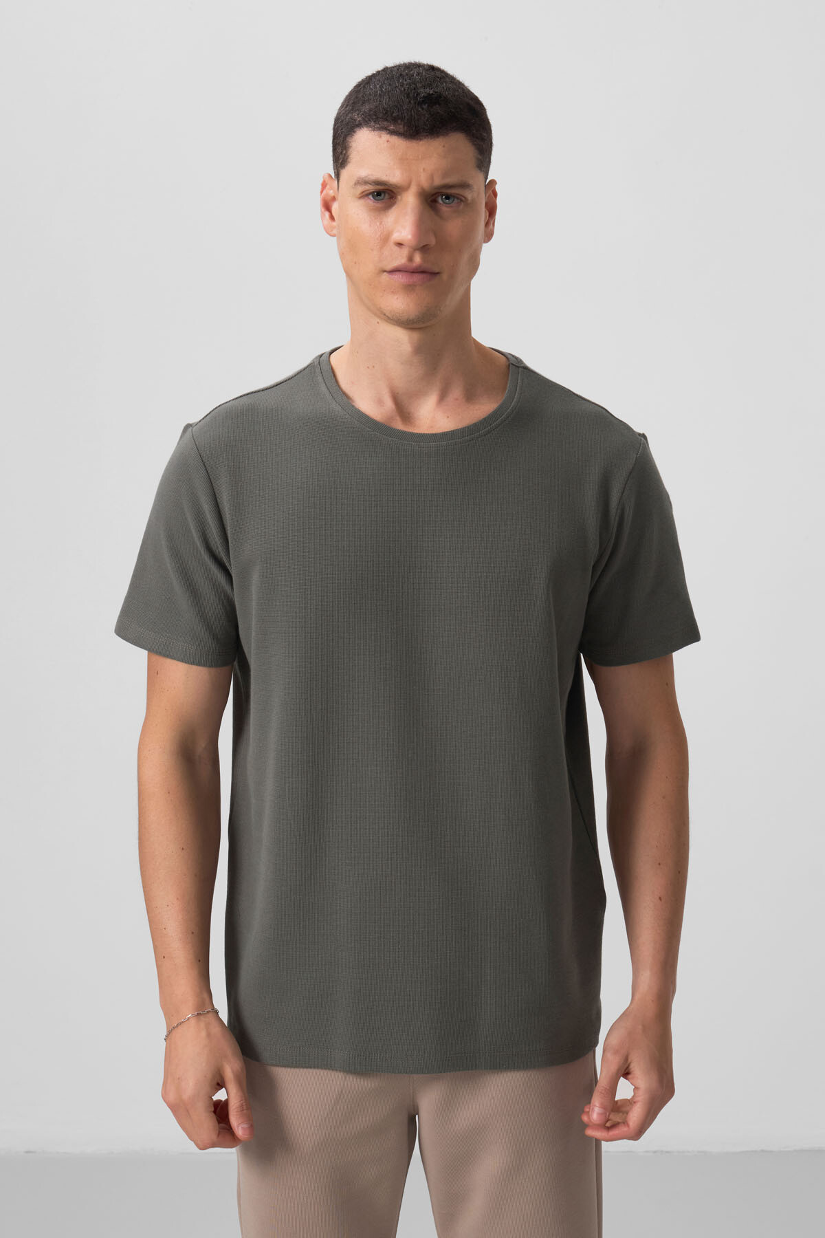 Haki Yüzeyi Dokulu Rahat Form Basic Erkek T-Shirt - 88436 - TOMMYLIFE