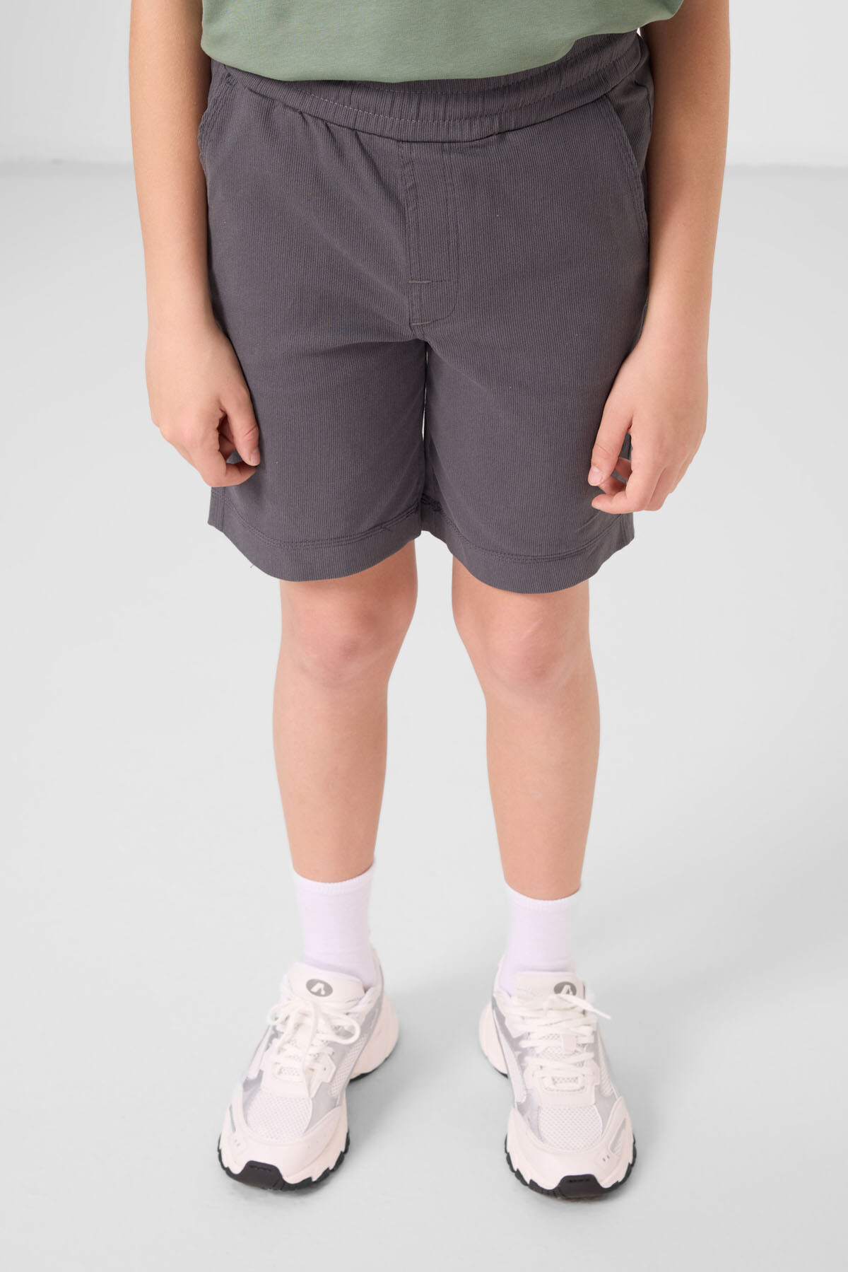 Açık Yeşil-Antrasit Pamuklu Oversize Fit Dokuma Hafif Esnek Chino Erkek Çocuk Şort Takım - 11279 - TOMMYLIFE (1)