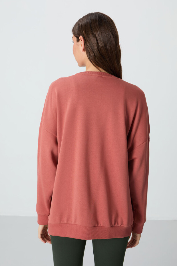 Kiremit Kompakt Pamuklu Kalın Pürüzsüz Dokulu O Yaka Oversize Fit Kadın Sweatshirt - 97288 - 5