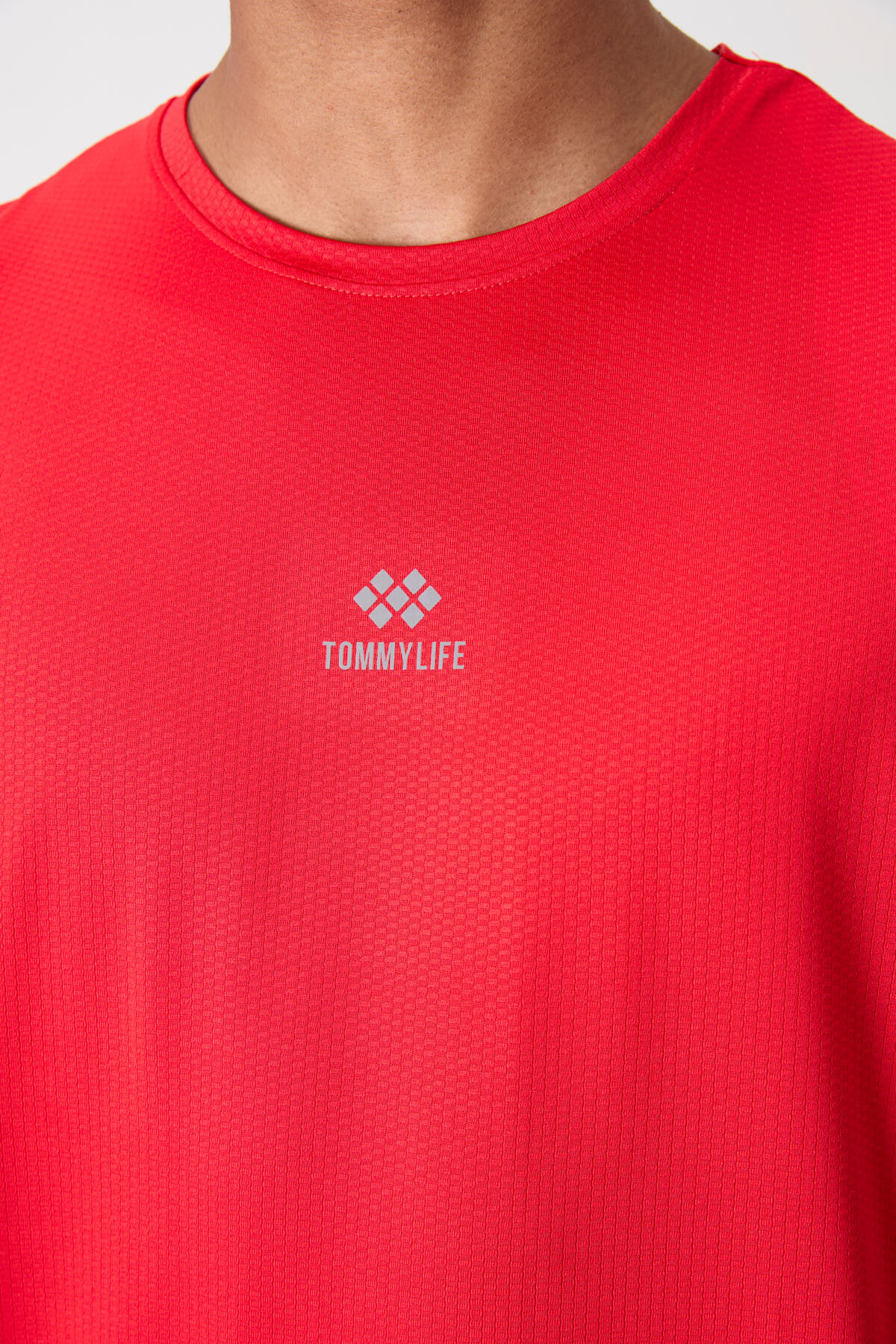 Kırmızı Nefes Alan Dokulu İnce Esnek Standart Fit Erkek Performans T-Shirt - 88387 - TOMMYLIFE (1)