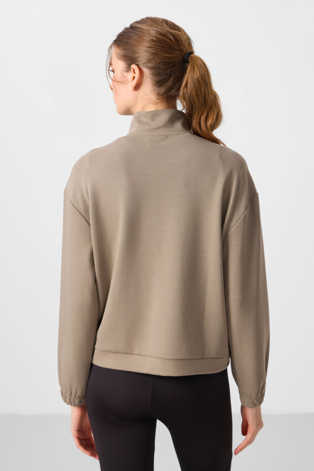 Koyu Bej Yumuşak Dokulu Dik Yaka Oversize Kargo Cepli Kadın Crop Top Sweatshirt - 97301 - 5