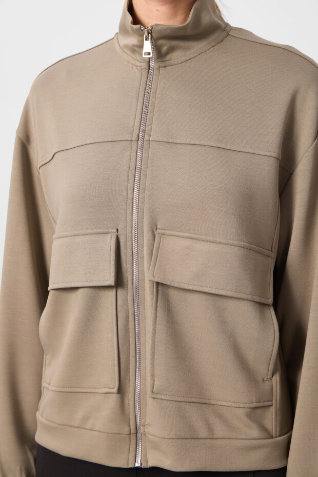 Koyu Bej Yumuşak Dokulu Dik Yaka Oversize Kargo Cepli Kadın Crop Top Sweatshirt - 97301 - 2