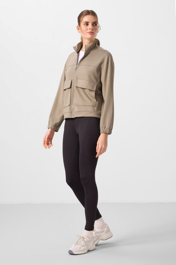 Koyu Bej Yumuşak Dokulu Dik Yaka Oversize Kargo Cepli Kadın Crop Top Sweatshirt - 97301 - 4