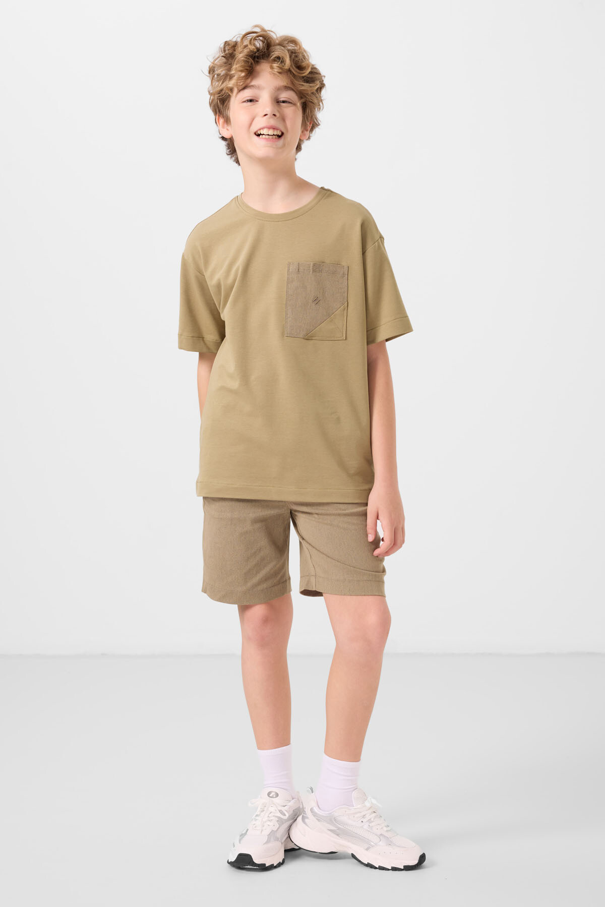 Koyu Bej-Camel Pamuklu Oversize Fit Dokuma Hafif Esnek Chino Erkek Çocuk Şort Takım - 11278 - TOMMYLIFE