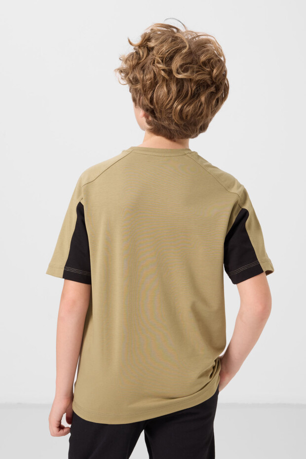 Koyu Bej Pamuklu Yumuşak Dokulu Oversize Fit Nakışlı Erkek Çocuk T-Shirt - 11290 - 5